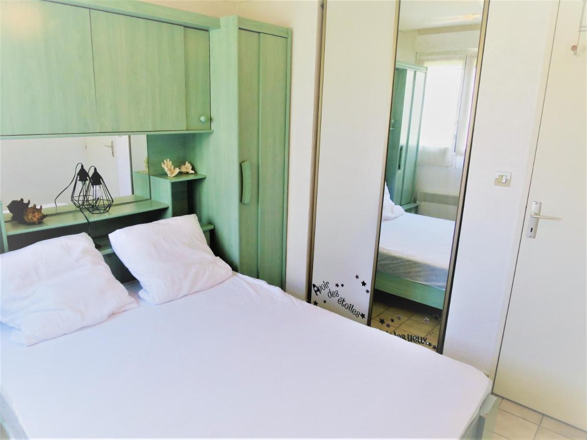 Appartement Port Frejus Avec Loggia Et Acces Plages A Pieds Bagian luar foto