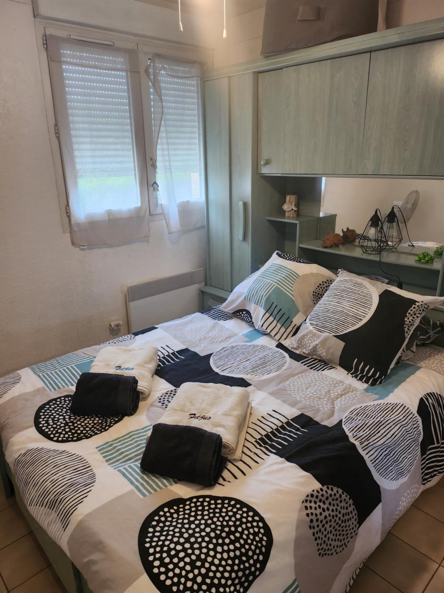 Appartement Port Frejus Avec Loggia Et Acces Plages A Pieds Bagian luar foto
